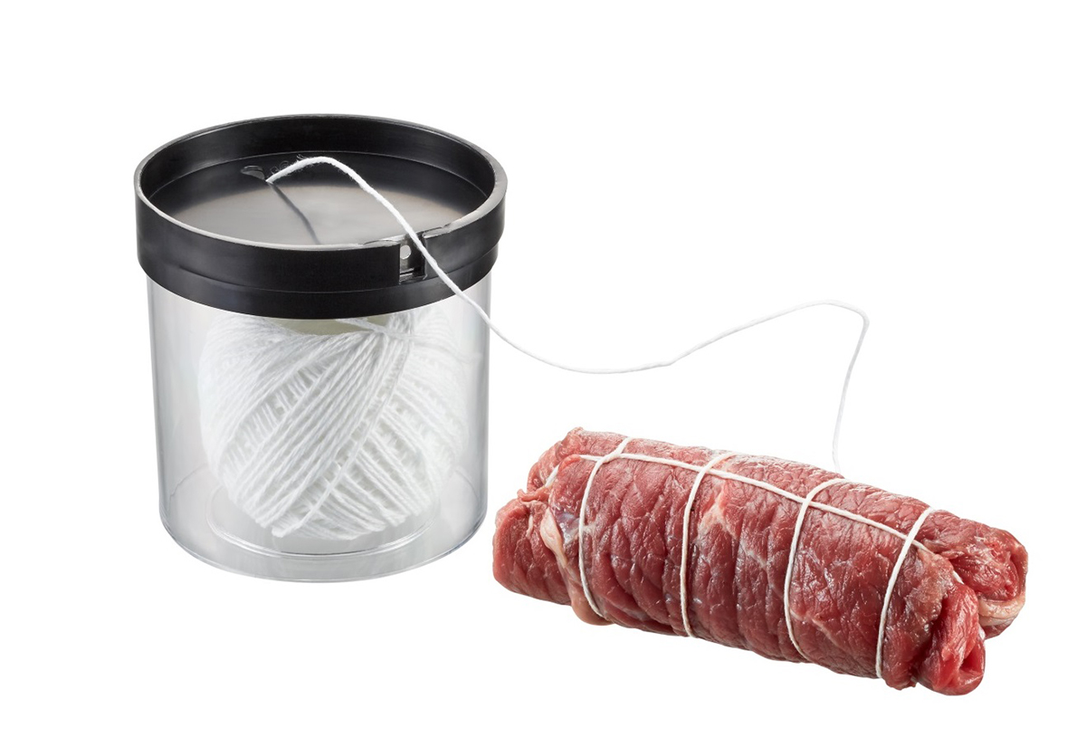 Küchenschnur Spender mit Bratenschnur und Fleischrolle Spender mit weißer Küchenschnur neben einer mit Küchenschnur gebundenen Fleischrolle