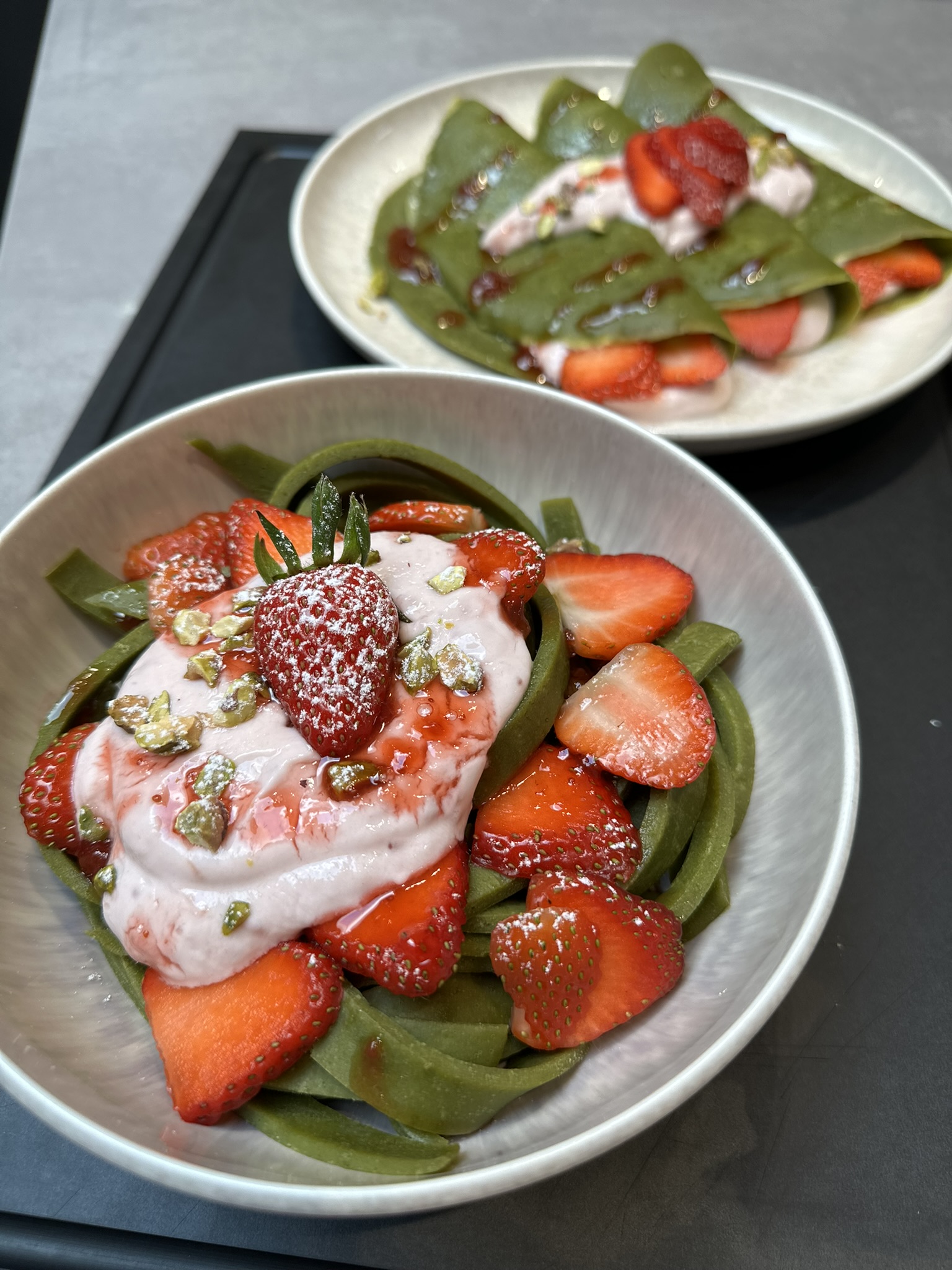 Matcha Spagehtti Crepe mit Erdbeerquark 