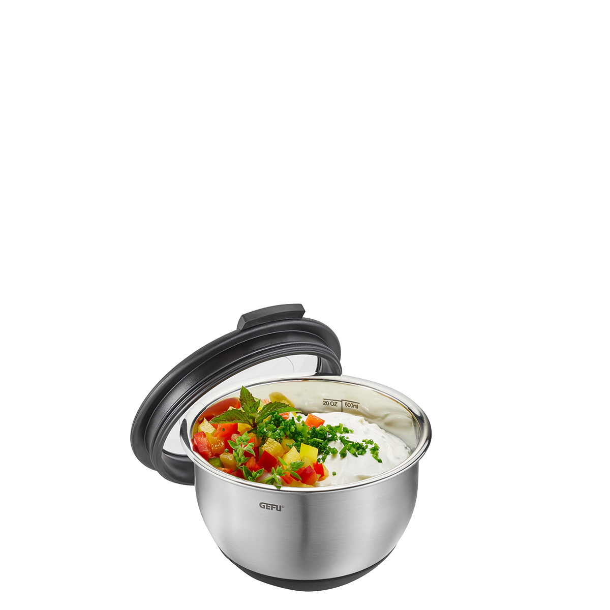 GEFU Edelstahlschüssel mit Deckel und frischen Zutaten GEFU Edelstahlschüssel gefüllt mit Creme und frischen Kräutern, Paprika und Minze, mit Deckel geöffnet
