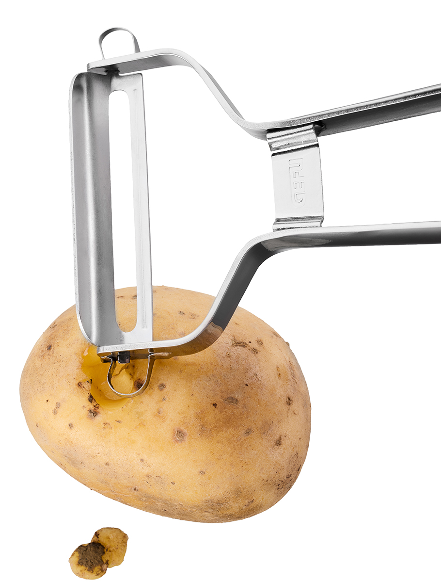 Edelstahl-Kartoffelschäler, der eine Kartoffel schält