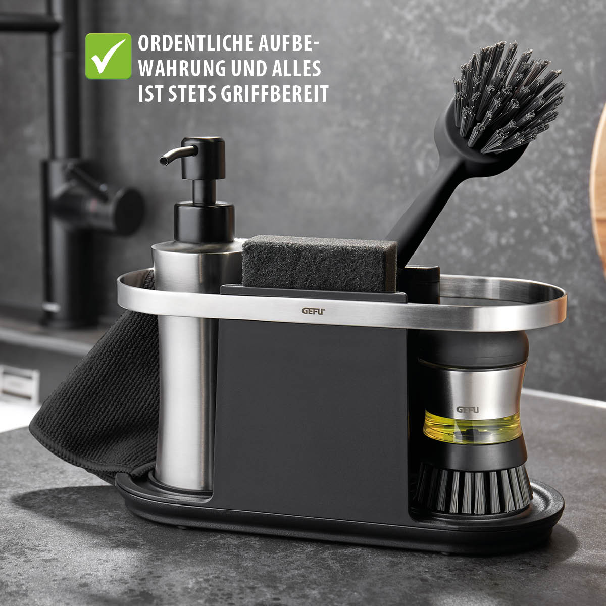 Praktisches Küchen-Organizer-Set: Alles griffbereit und ordentlich verstaut Moderner Küchen-Organizer mit Seifenspender, Schwamm und Spülbürste in Edelstahloptik auf grauer Arbeitsplatte
