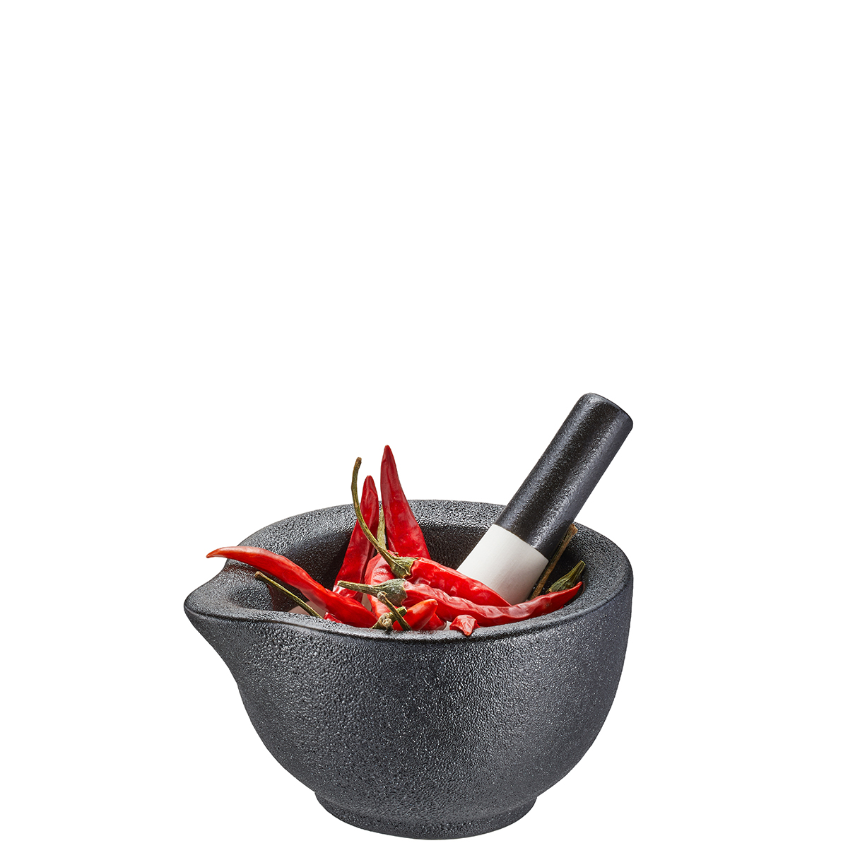 Hochwertiger Mörser mit Chilischoten zur Zubereitung von Gewürzmischungen Ein schwarzer, texturierter Mörser mit Stößel, gefüllt mit frischen roten Chilischoten, ideal zum Zerkleinern von Gewürzen.