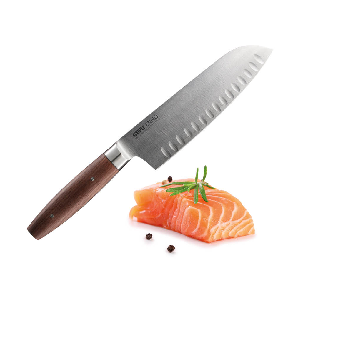 Küchenmesser mit Holzgriff neben Lachsfilet mit Rosmarin Edelstahl-Santokumesser mit Holzgriff liegt neben einem Stück frischen Lachsfilets garniert mit Rosmarin und Pfefferkörnern