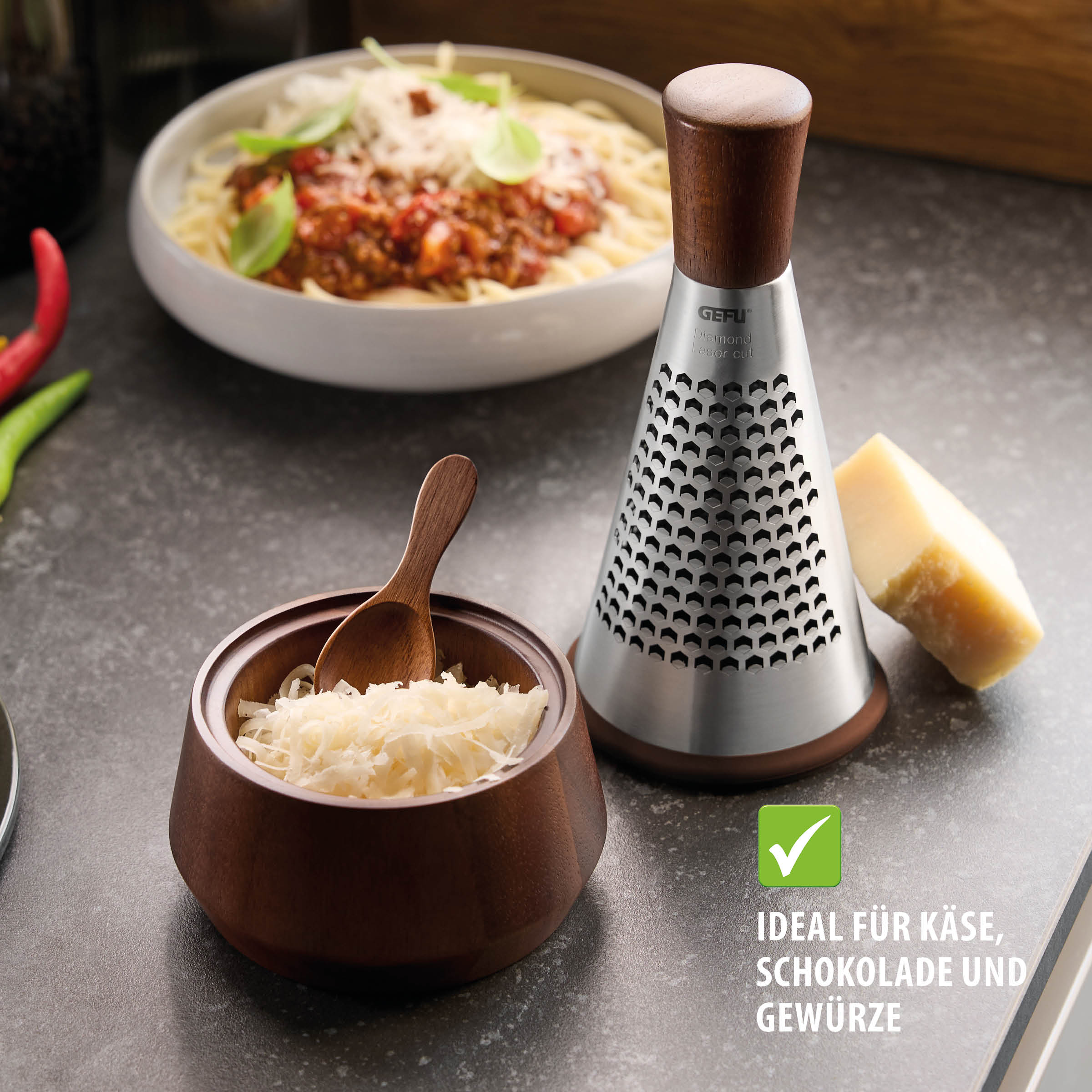 Kegelreibe CASEO von GEFU aus Edelstahl mit Holzgriff, Schale und Löffel in Walnussholzoptik, ideal zum Reiben und Servieren von Käse, Schokolade und Gewürzen