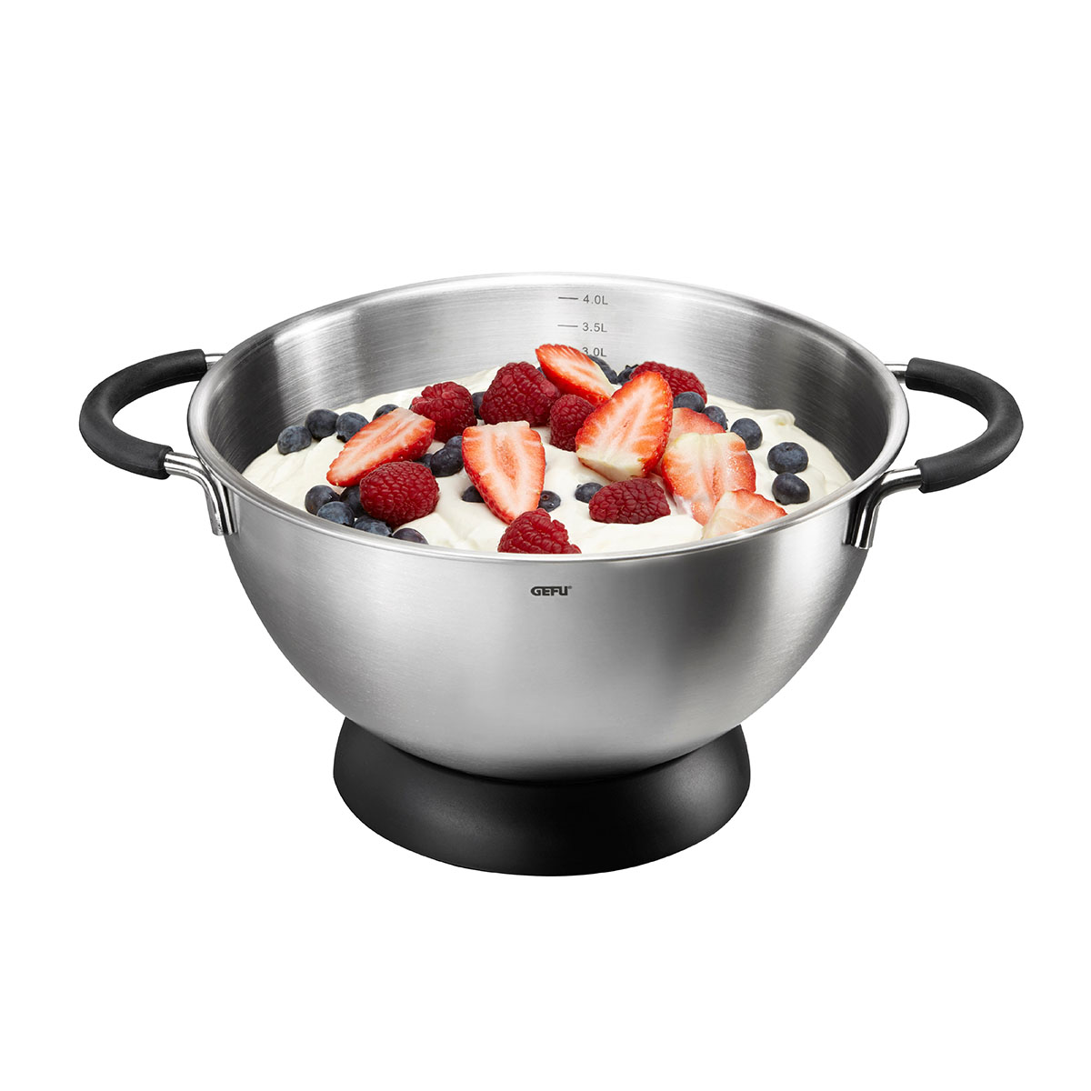 Große Edelstahlschüssel mit Griffen, gefüllt mit Joghurt und frischen Beeren wie Erdbeeren, Himbeeren und Blaubeeren.