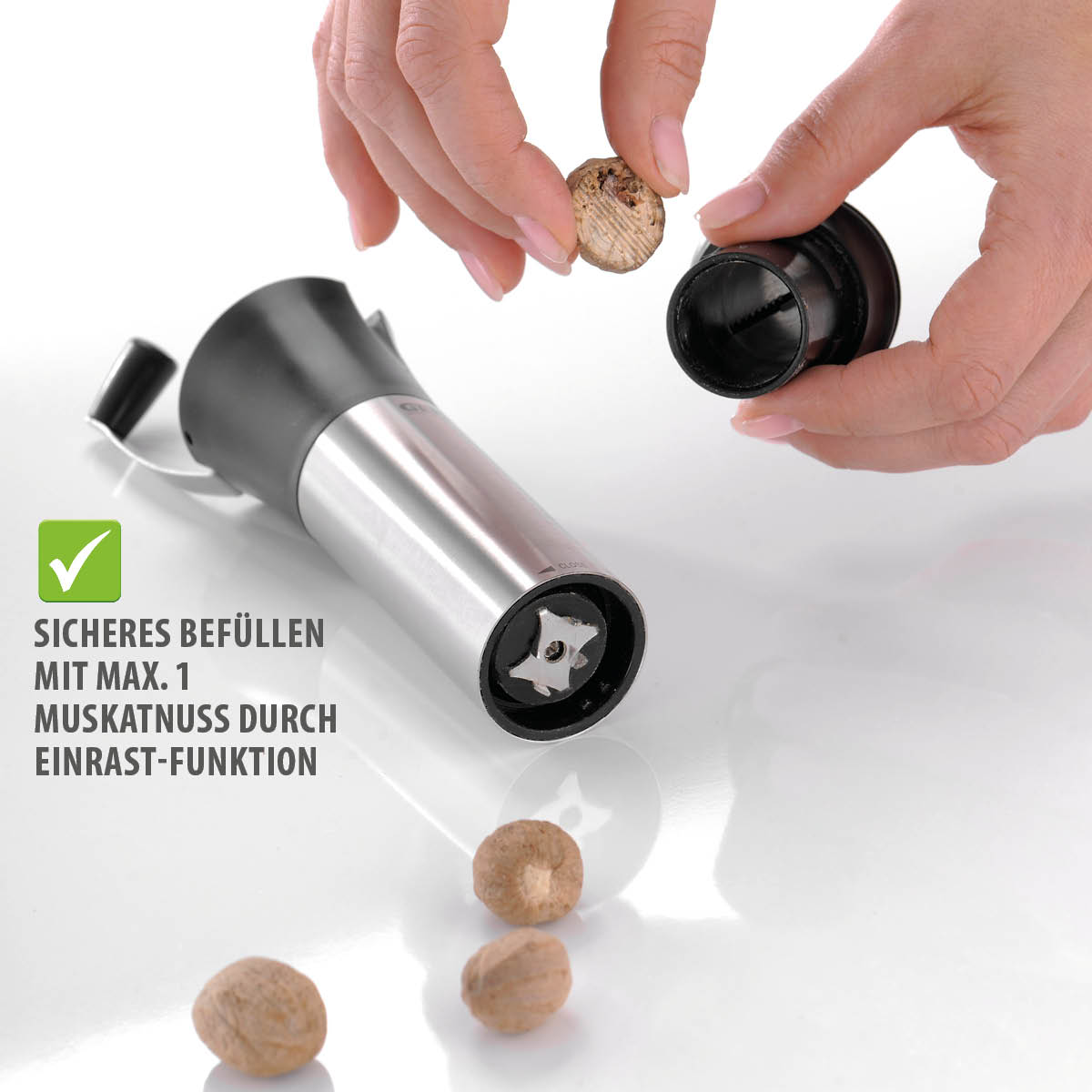 Muskatreibe mit sicherer Einrast-Funktion zum Befüllen Muskatreibe zeigt Einrast-Funktion zum sicheren Befüllen mit einer Muskatnuss.