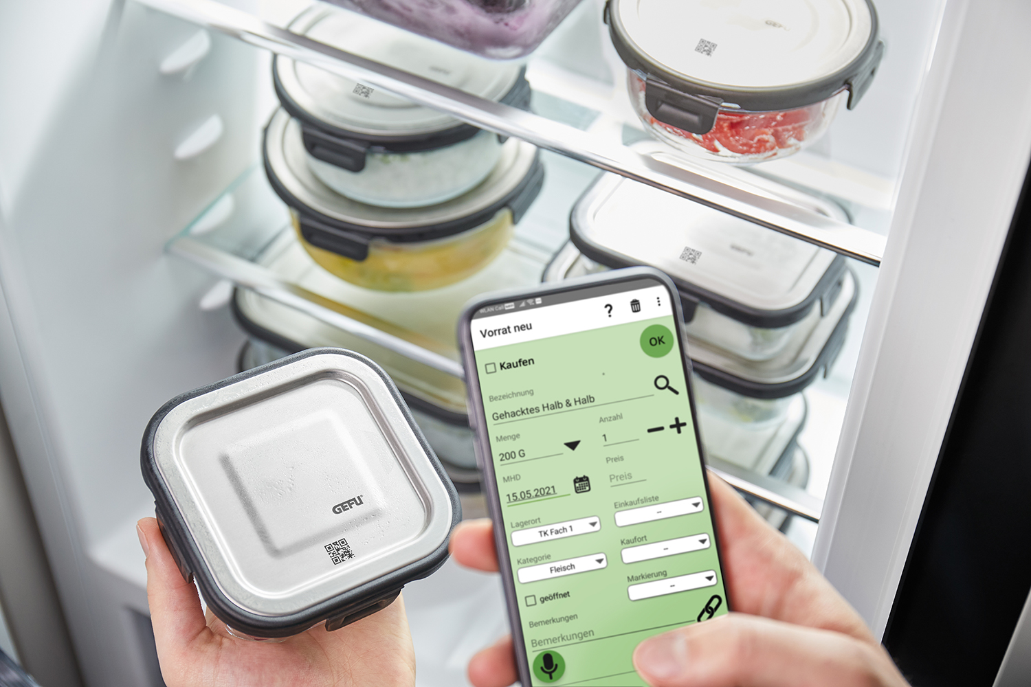 Küchenorganisation mit QR-Code-Behältern und Smartphone-App Person hält einen Behälter mit QR-Code vor dem Kühlschrank und nutzt eine Smartphone-App zur Bestandsverwaltung.