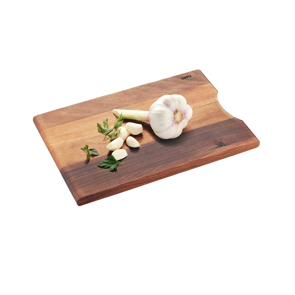 Schneidebrett aus Holz mit gepelltem Knoblauch und frischer Petersilie zur Zubereitung von Speisen