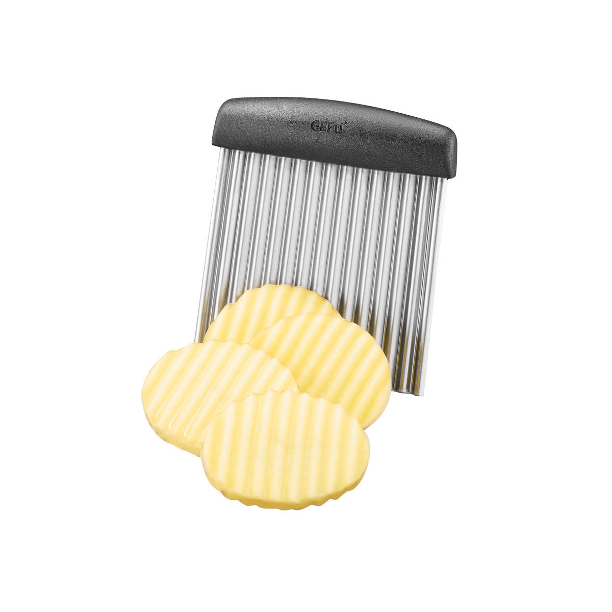 Ein Wellenschneider mit schwarzen Griff und gewellten Klingen, ideal zum Schneiden von dekorativen Gemüsescheiben wie Kartoffeln.