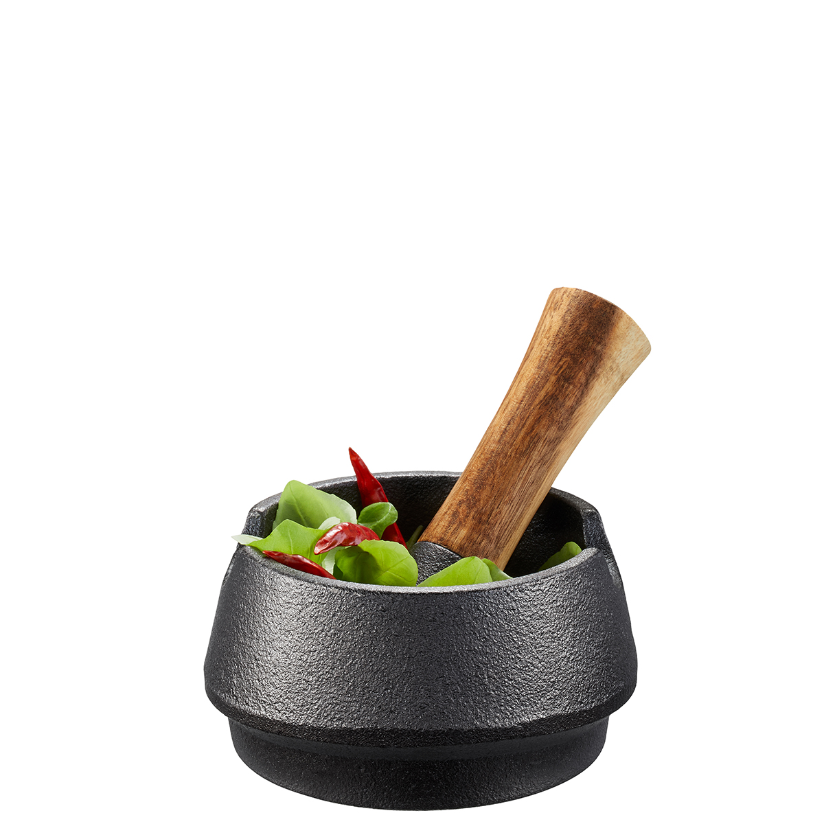 Hochwertiger Mörser mit Stößel aus Gusseisen und Holz Gusseisen-Mörser mit Holzstößel, gefüllt mit frischen Kräutern und Chili