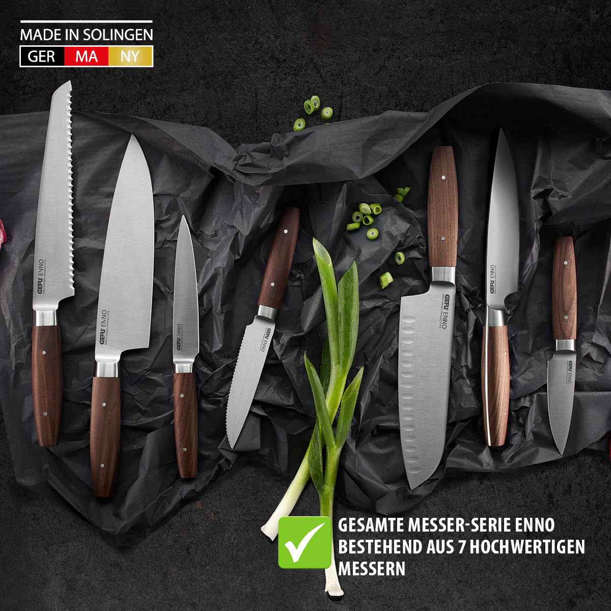 Enno Messer-Serie aus 7 hochwertigen Messern – Made in Solingen Hochwertige Enno Messer-Serie mit 7 Messern, gefertigt in Solingen, auf schwarzem Hintergrund mit Frühlingszwiebeln drapiert