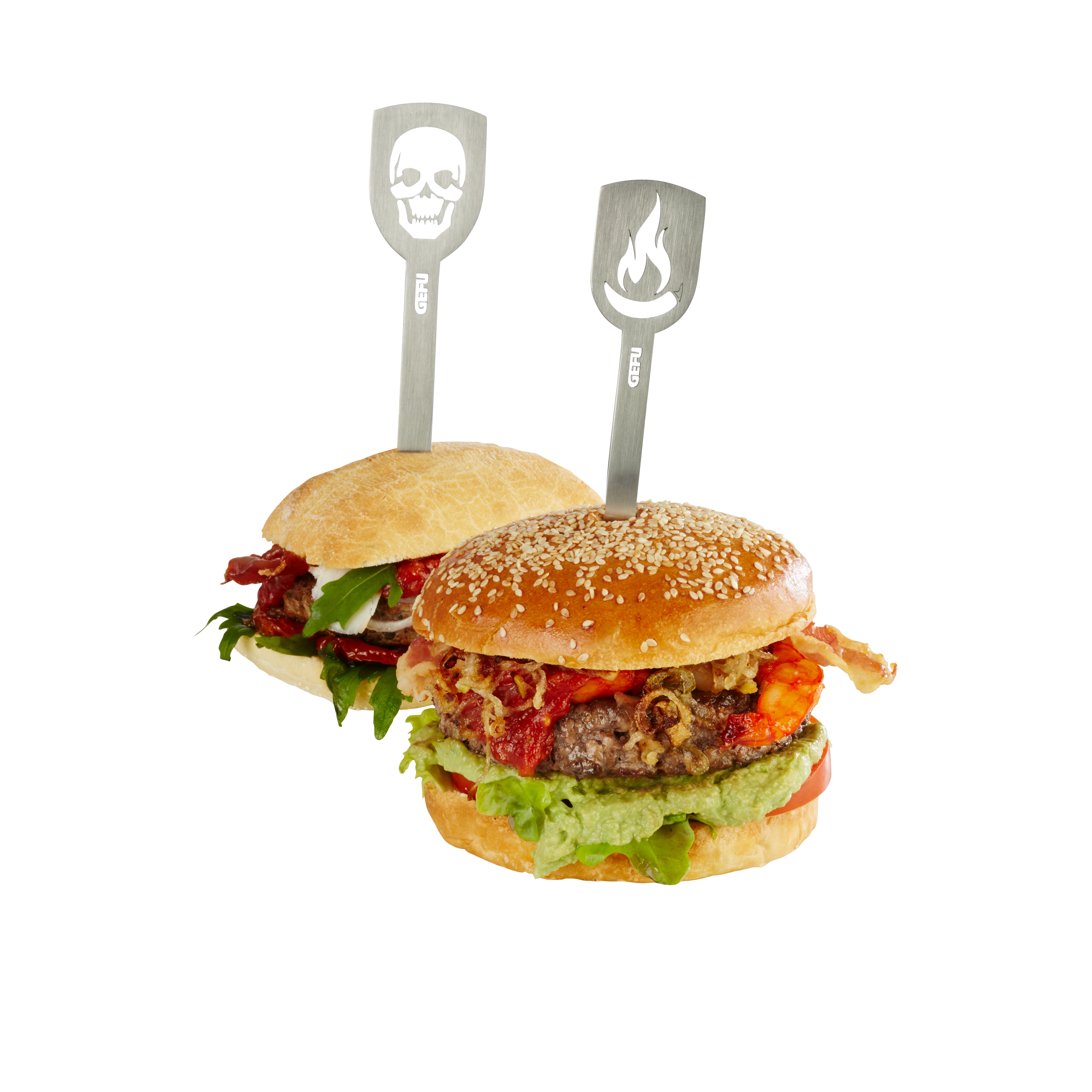Leckere Gourmet-Burger mit dekorativen Edelstahl-Spieß Zwei saftige Gourmet-Burger mit Belag und Edelstahl-Spießen mit Totenkopf- und Flammensymbolen