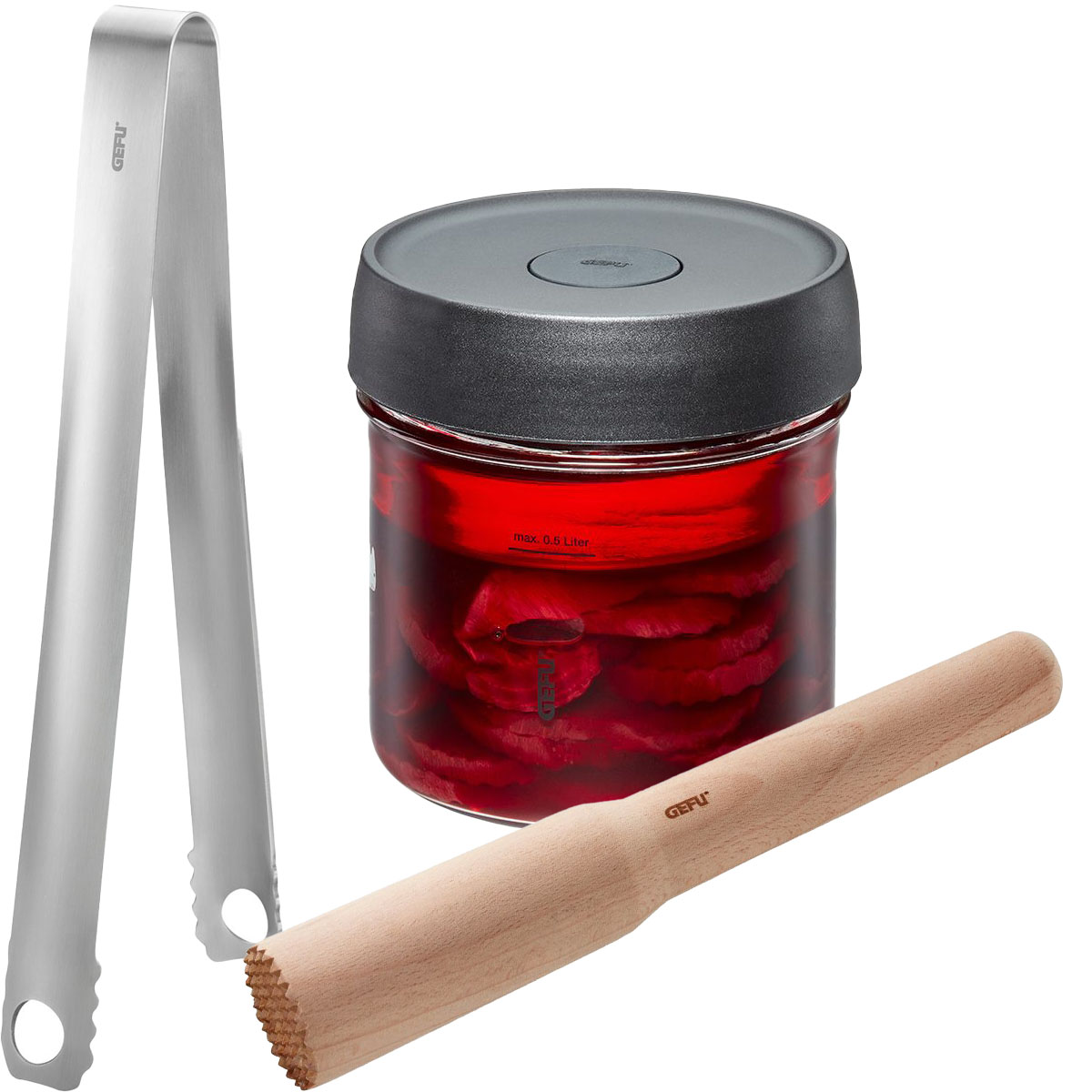 Komplettes Cocktailset mit Zange, Holzstößel und Einmachglas Set mit Edelstahlzange, Einmachglas mit Deckel und rotem Inhalt sowie einem Holzstößel, ideal für Cocktailzubereitung.