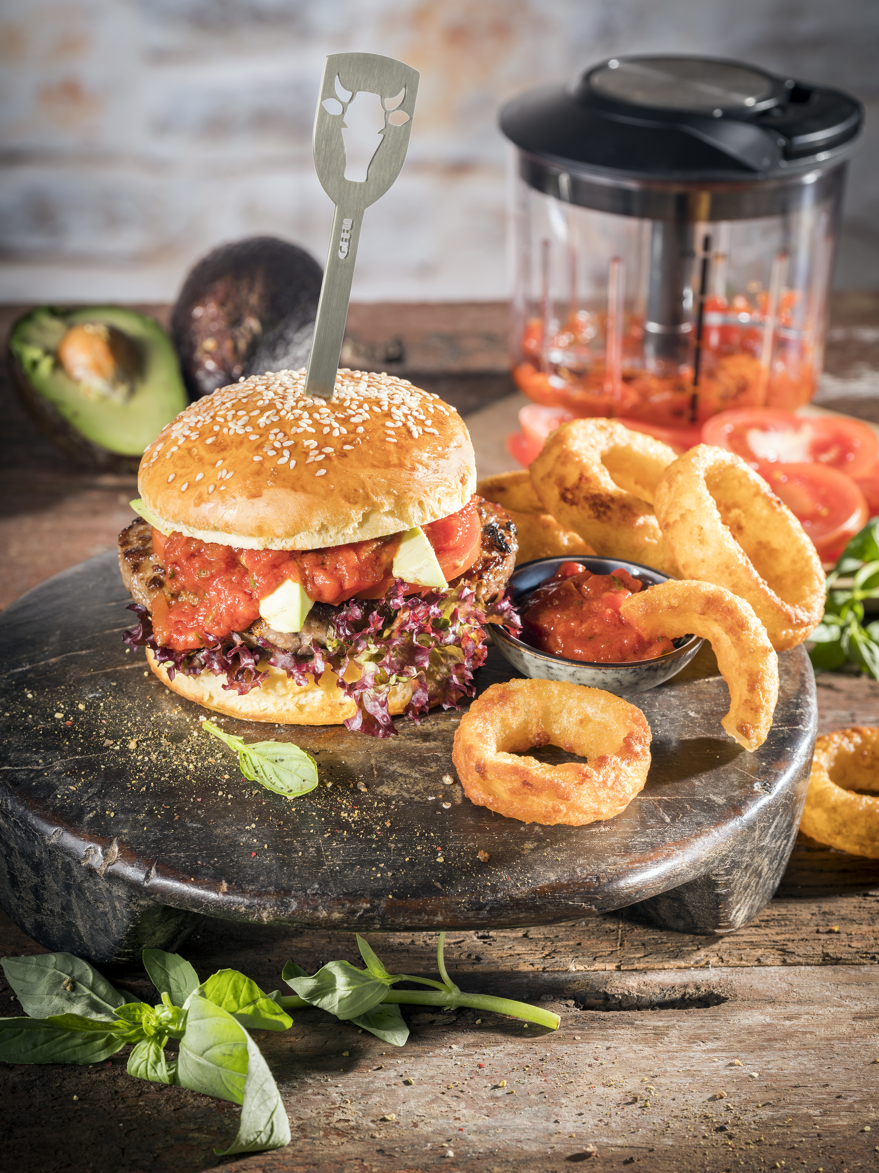 Saftiger Burger mit frischen Zutaten, serviert mit knusprigen Zwiebelringen und würzigem Salsa-Dip auf einem rustikalen Holztisch