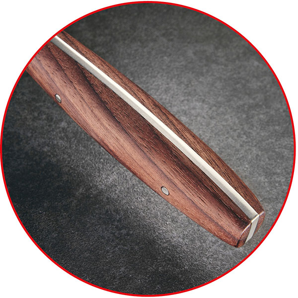 Ergonomischer Griff eines hochwertigen Messers aus edlem Holz Nahaufnahme des ergonomischen Holzgriffs eines Messers auf schwarzem Hintergrund