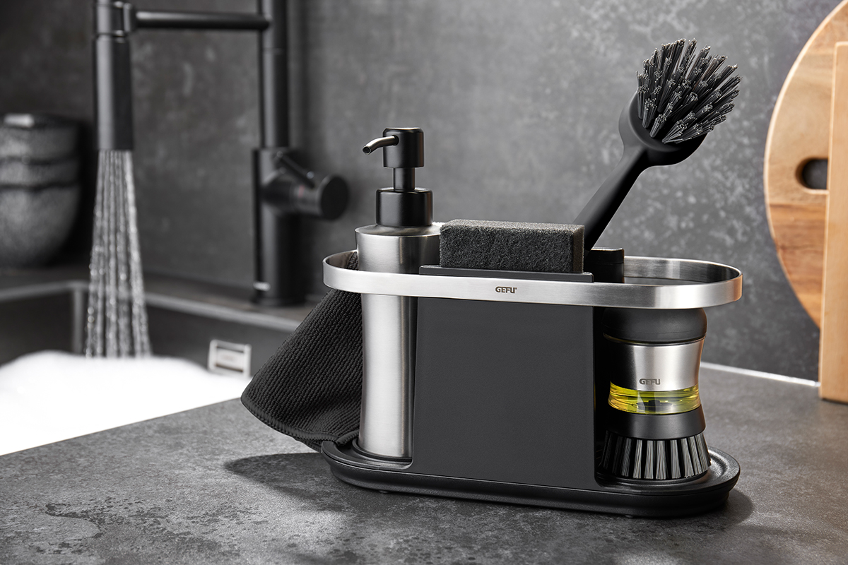 Spül-Organizer mit Seifenspender und Bürste Moderner Spül-Organizer mit Seifenspender, Spülschwamm und Reinigungsbürste in einer stilvollen Küchenumgebung