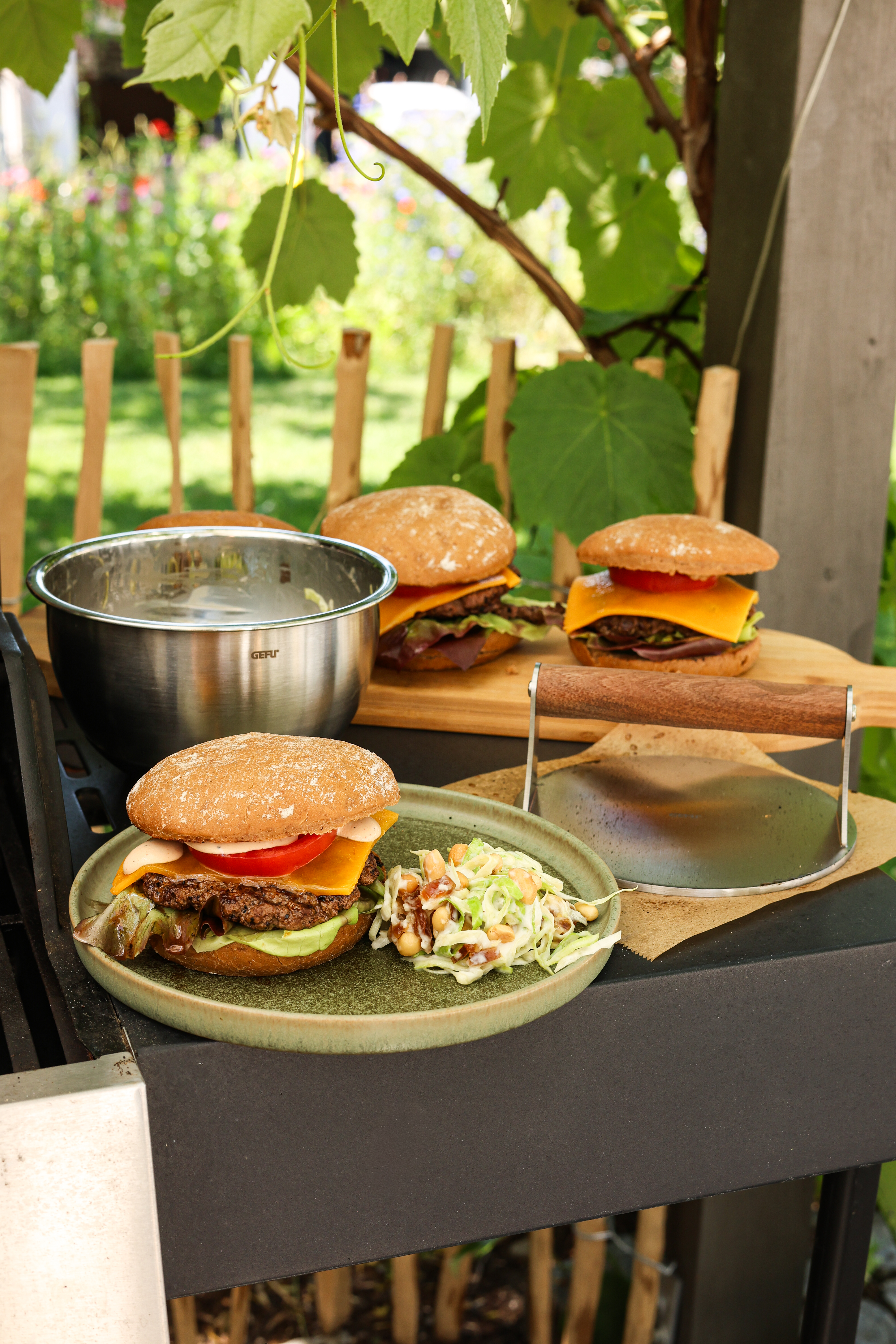 Smash Burger mit Dattel-Krautsalat 