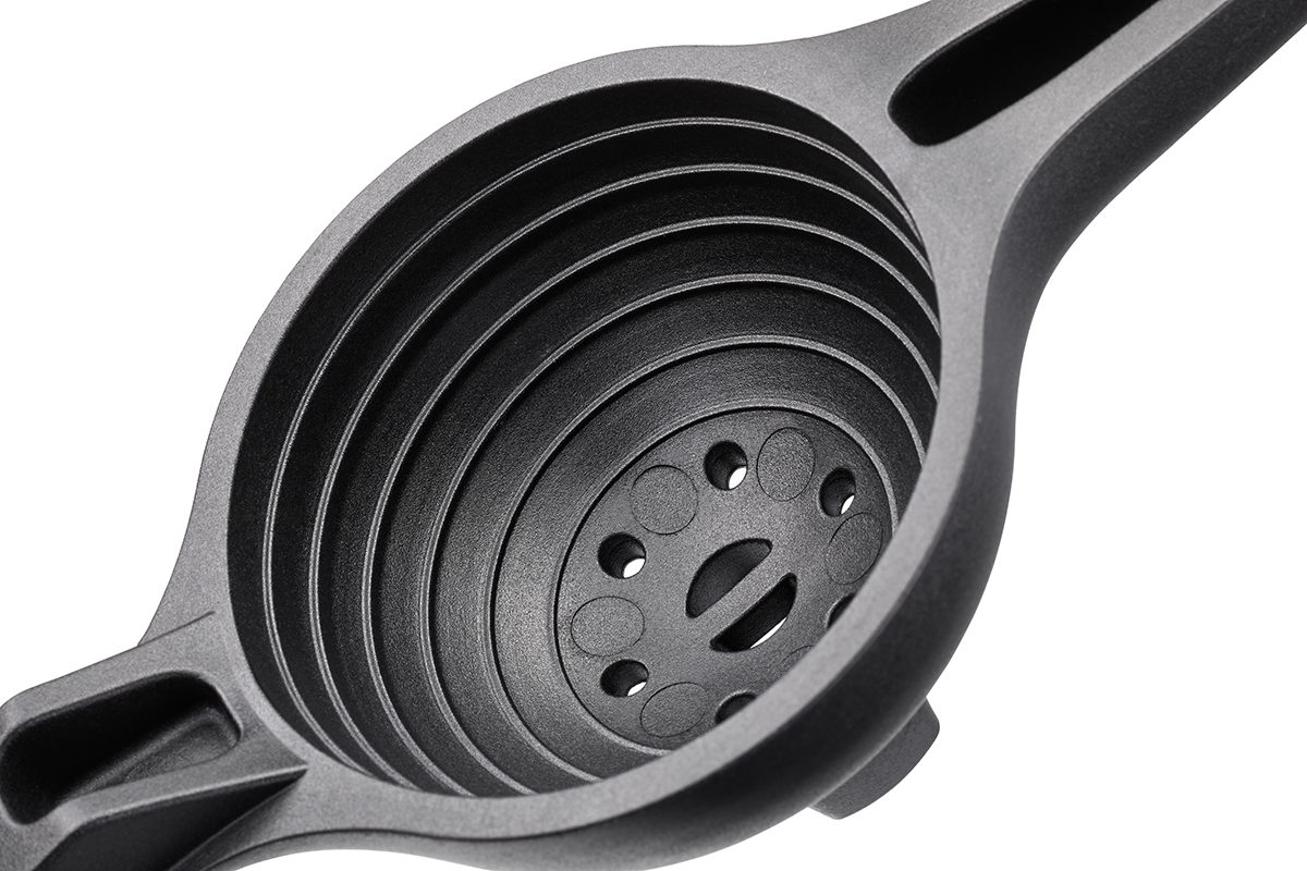 Hochwertiger schwarzer Küchensieb aus Kunststoff Detailaufnahme eines schwarzen Küchensiebs aus Kunststoff mit integriertem Griff