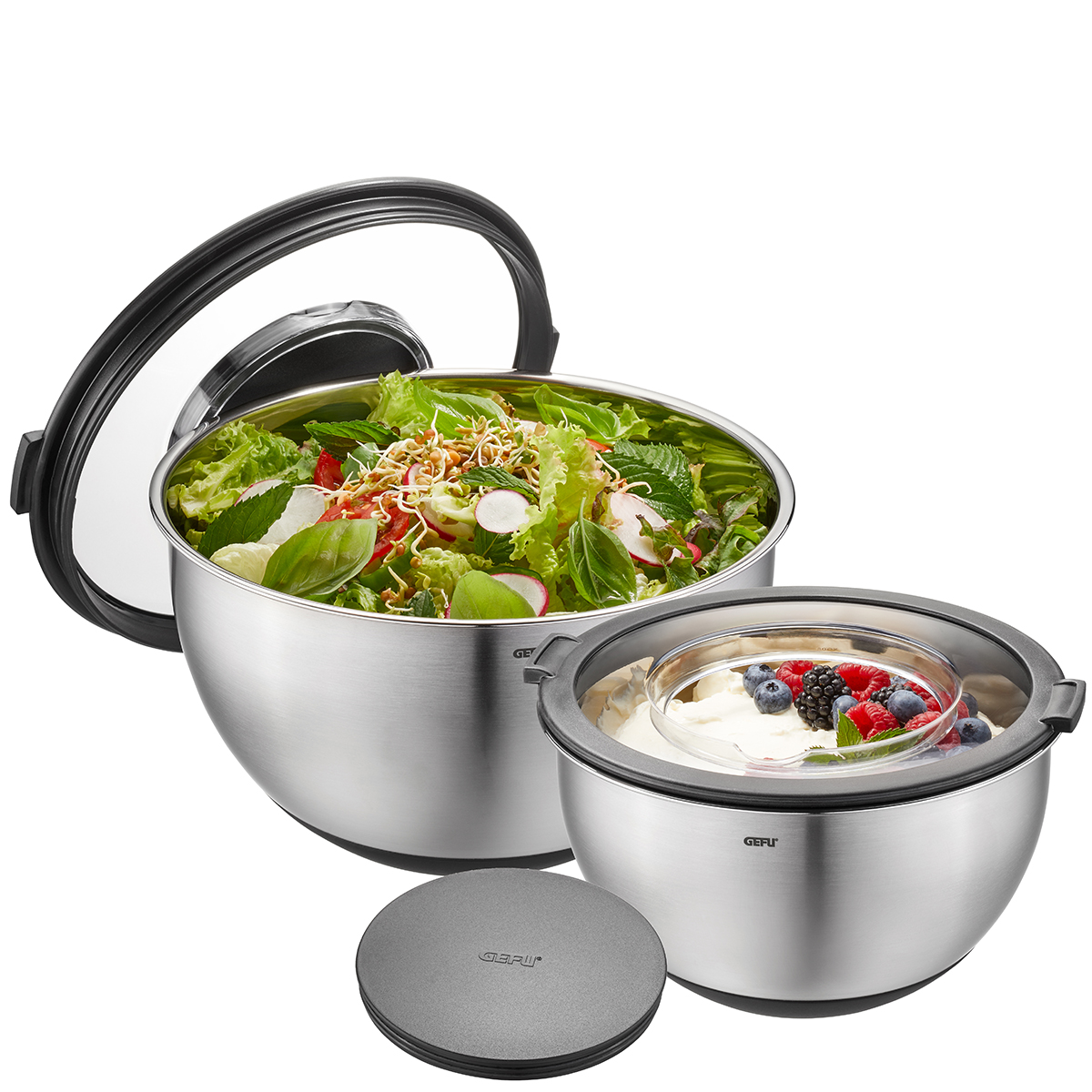 Praktisches Set aus Edelstahlschüsseln mit Deckeln – Ideal für Salate und Desserts Zwei Edelstahlschüsseln mit Deckeln, gefüllt mit Salat und Beeren-Dessert