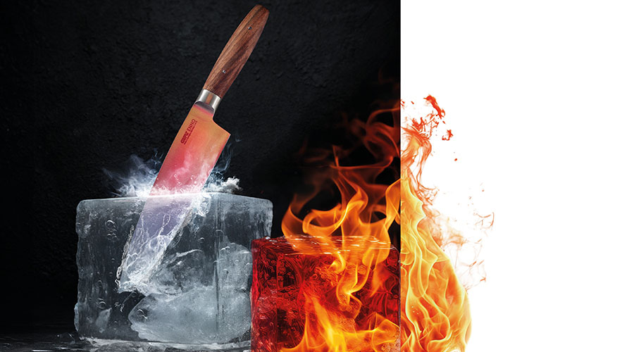 Vielseitiges Küchenmesser im Feuer und Eis Design Ein Küchenmesser steckt in einem Eisblock, daneben lodern Flammen.