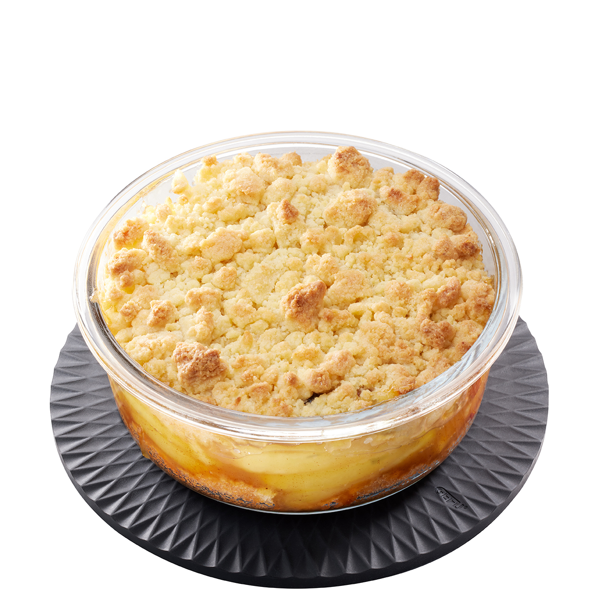 Ein goldbraun gebackener Apfel-Streuselkuchen in einer runden Glasform auf schwarzem Untersetzer, perfekt für Dessertliebhaber