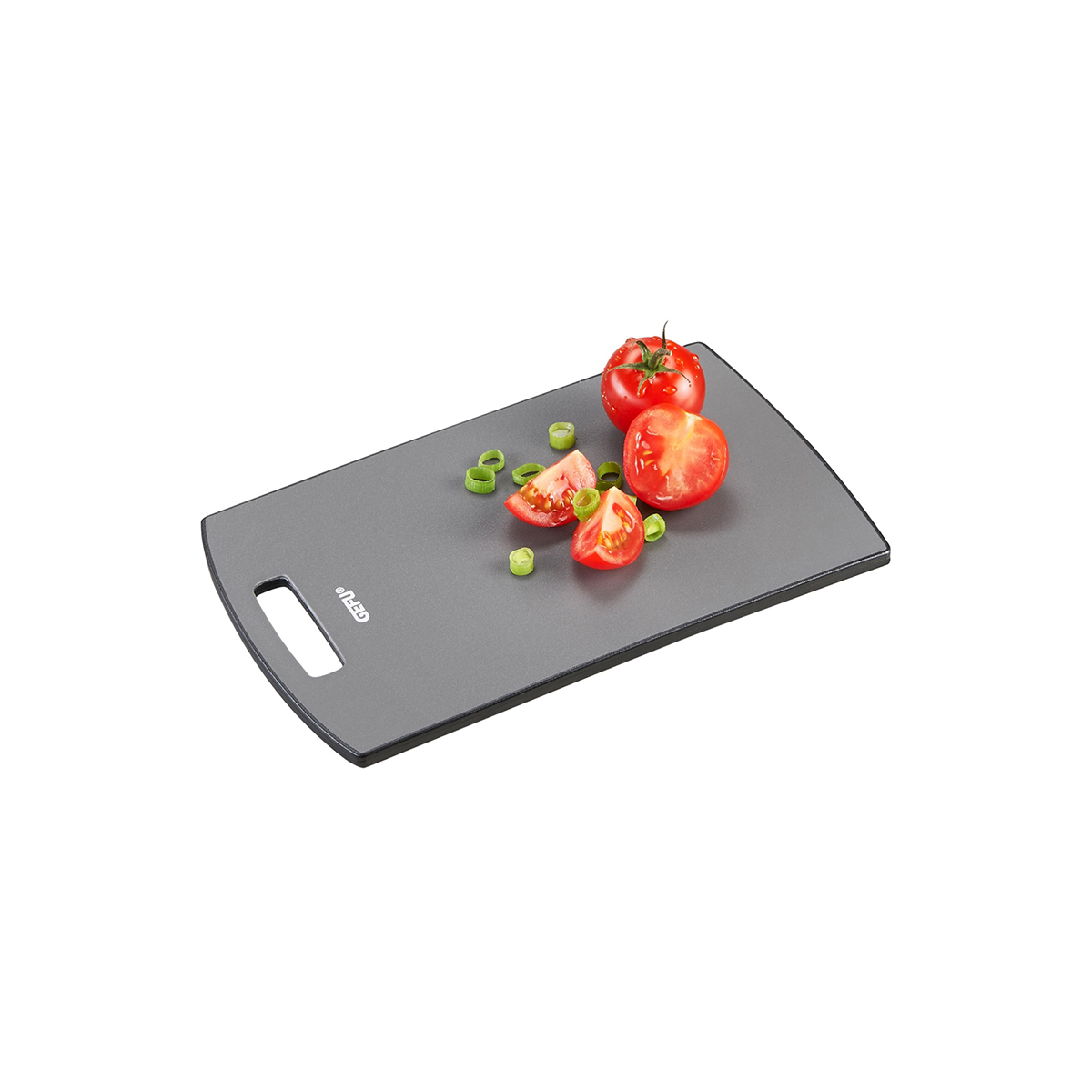 Schneidebrett aus Kunststoff mit Tomaten und Frühlingszwiebeln Graues Schneidebrett mit geschnittenen Tomaten und Frühlingszwiebeln
