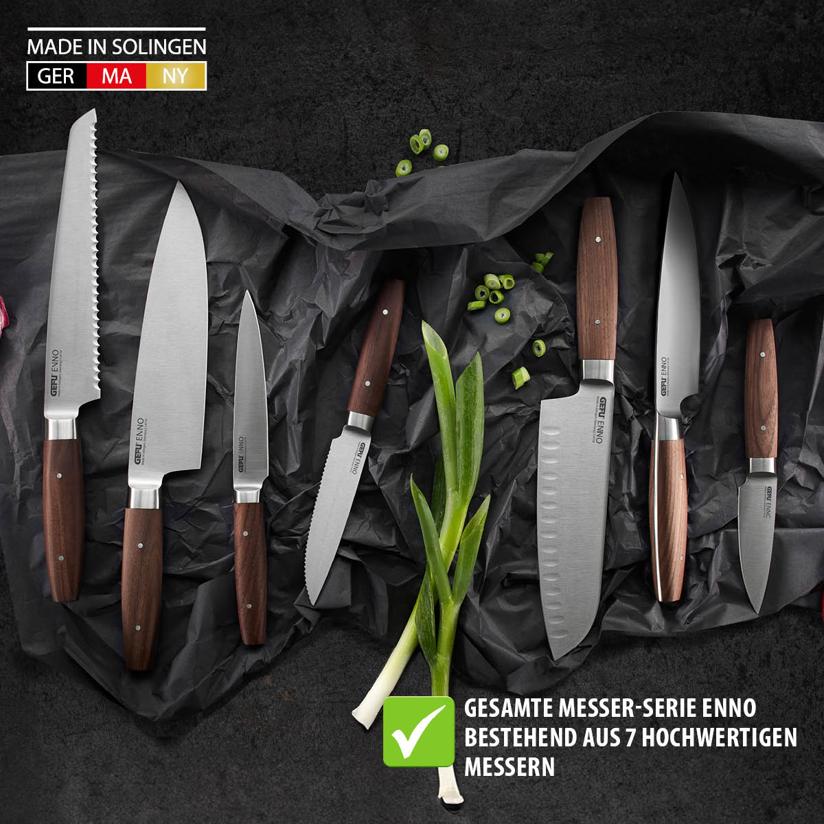Güde ENNO Messer-Serie - Set aus 7 hochwertigen Küchenmessern, hergestellt in Solingen Güde ENNO Messer-Serie, bestehend aus 7 hochwertigen Küchenmessern mit Holzgriffen, gefertigt in Solingen. Die Messer liegen auf schwarzem Papier dekoriert mit Frühlingszwiebeln.