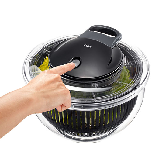 Salatschleuder mit Kurbeldeckel zur einfachen Bedienung Hand betätigt Kurbel einer Salatschleuder mit transparentem Behälter