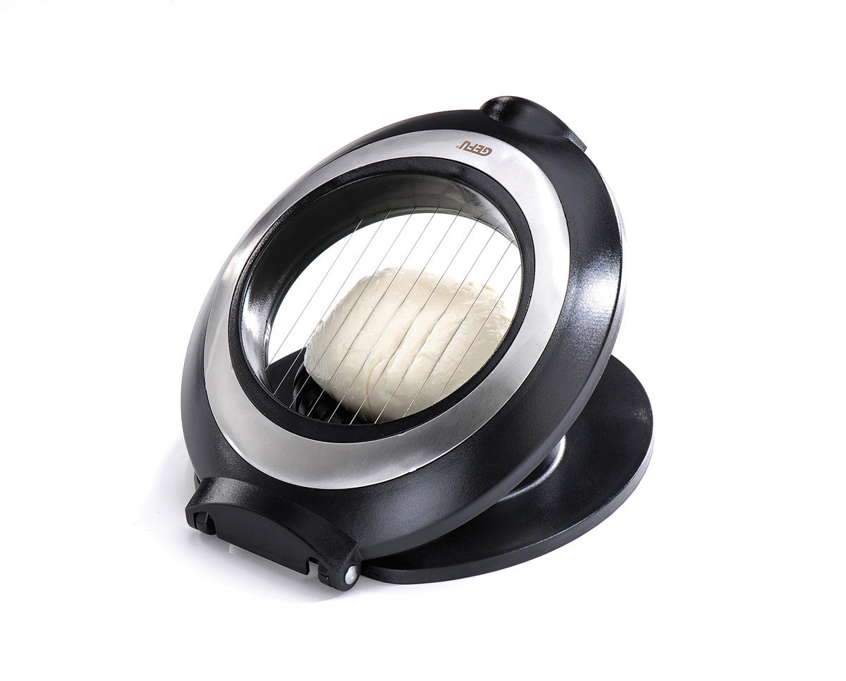 Praktischer Mozzarella-Schneider mit Edelstahlklingen Ein Mozzarella-Schneider mit schwarzem Gehäuse und Edelstahlklingen zum gleichmäßigen Schneiden von Käse.