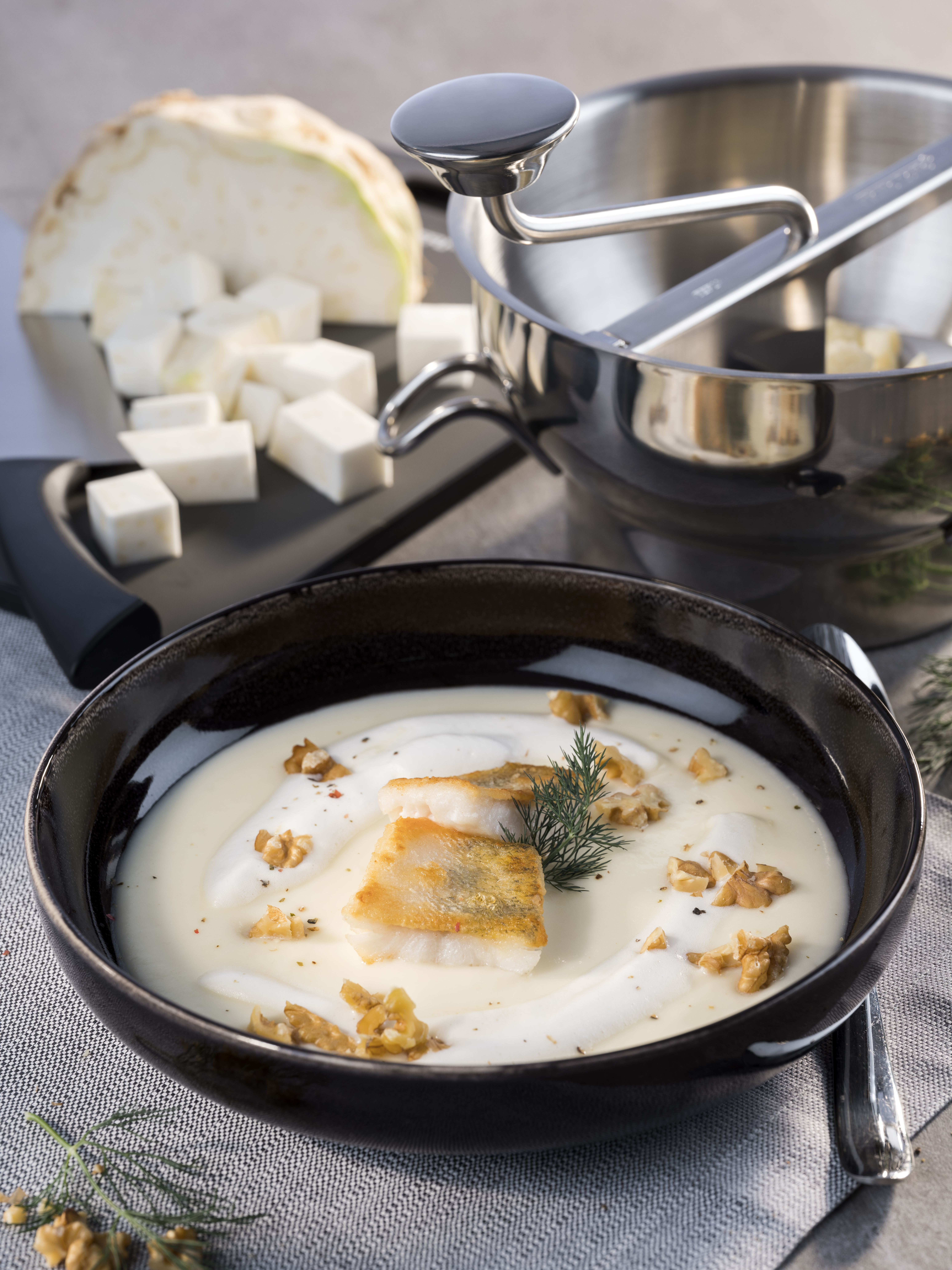 Sellerie-Walnuss-Suppe mit gebratenem Zanderfilet 