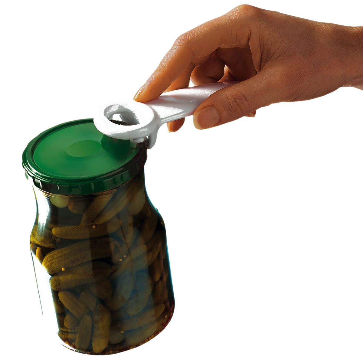 Eine Hand benutzt einen weißen Glasöffner, um ein Glas mit grünen Gurken zu öffnen.