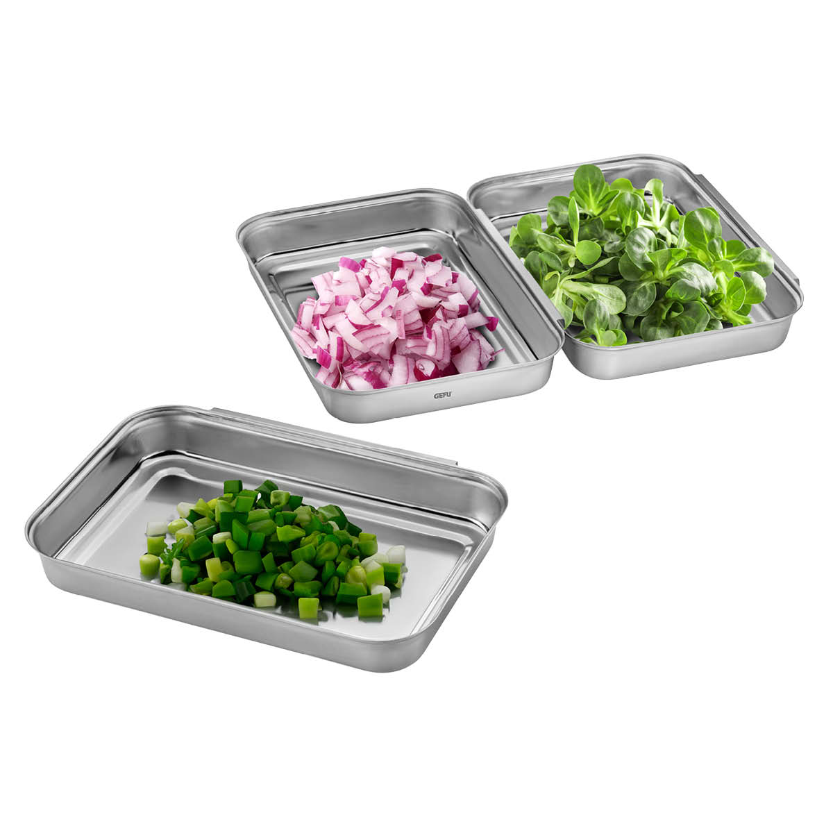 Drei Edelstahl-Schalen mit gehackten roten Zwiebeln, Frühlingszwiebeln und frischem grünen Salat