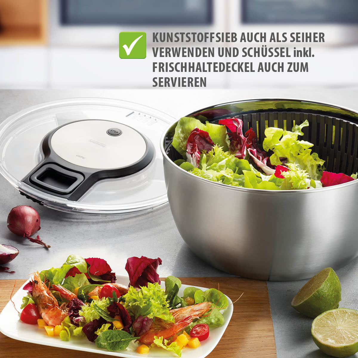 Hochwertige Edelstahlschüssel mit Kunststoffsieb und Frischhaltedeckel Edelstahlschüssel mit frischem Salat und Kunststoffsieb, daneben eine Salatplatte und Zutaten