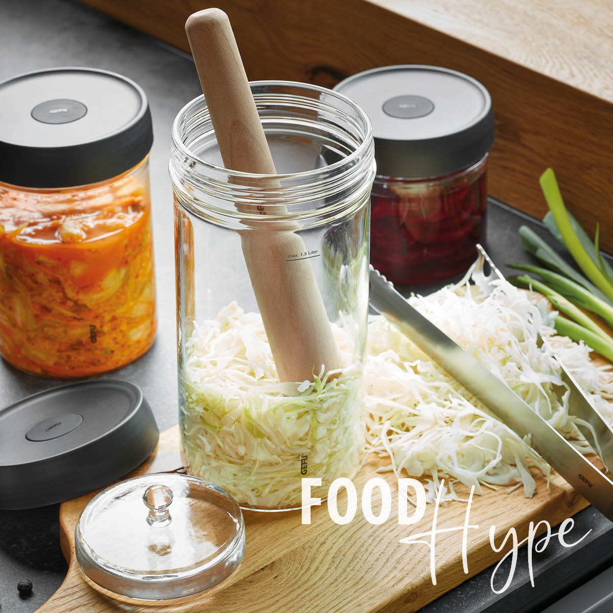 Fermentierglas-Set mit Holzstampfer und Kimchi Fermentierglas und Holzmudel für Sauerkraut und Kimchi auf einem Holzbrett