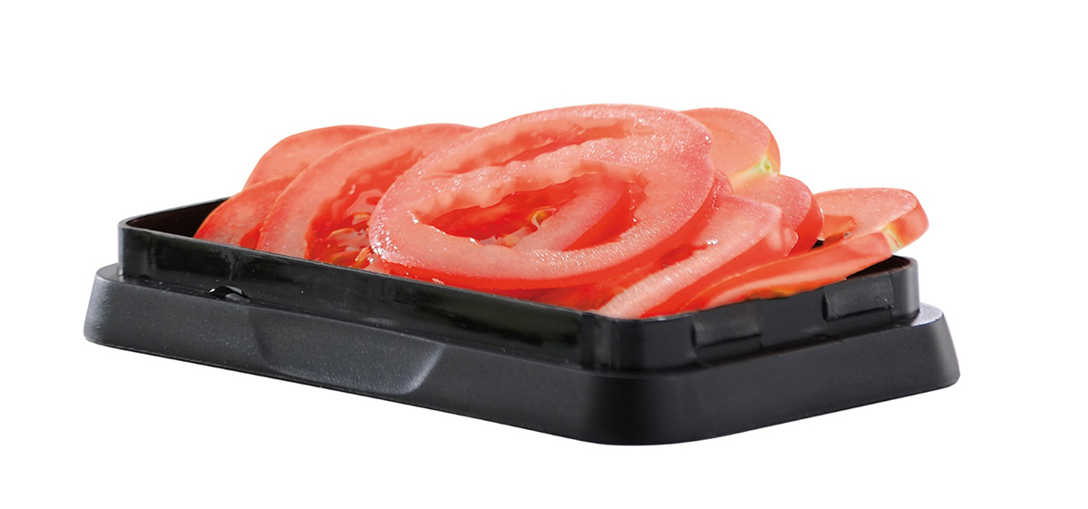 Frische Tomatenscheiben auf schwarzem Tablett Ein Stapel frische Tomatenscheiben ordentlich auf einem schwarzen Tablett präsentiert