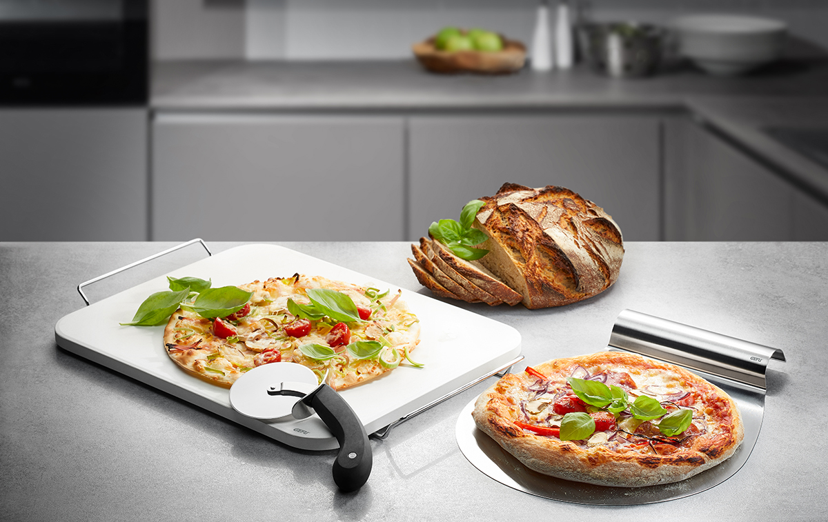 Set: Pizza stone DARIOSO with stand + pizza cutter + pizza peel