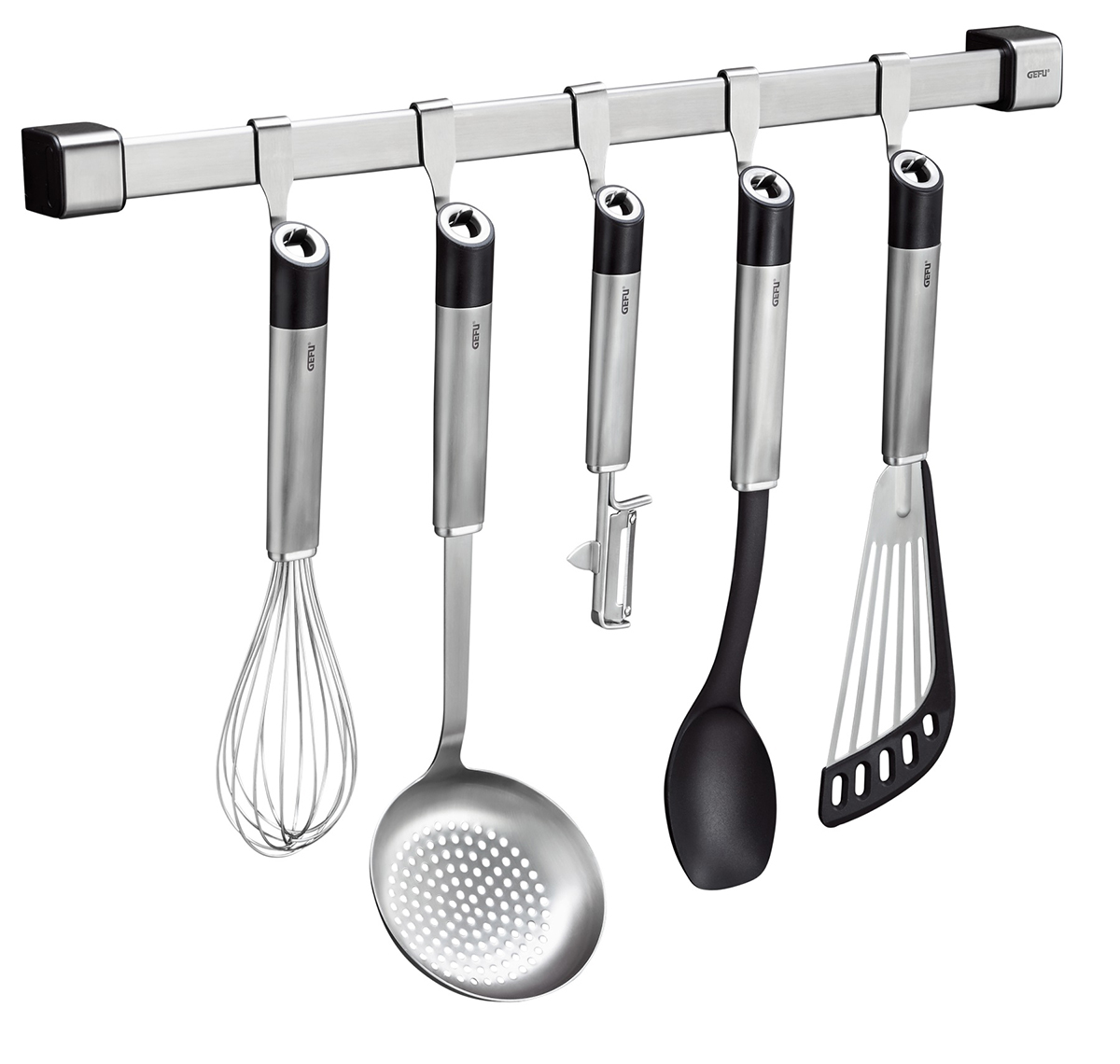 Hochwertiges Küchenutensilien-Set an Wandhalterung Ein Set von fünf Edelstahl-Küchenutensilien, bestehend aus Schneebesen, Schaumlöffel, Dosenöffner, Kochlöffel und Pfannenwender, an einer Wandhalterung hängend.