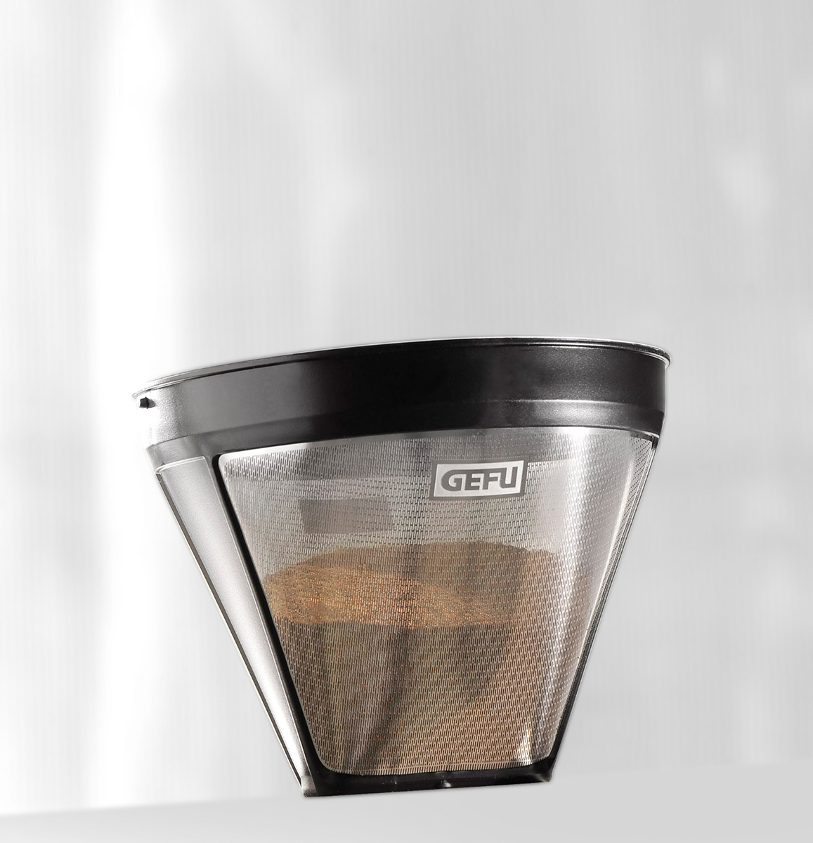 GEFU Dauerfilter für Kaffee – Nachhaltiger Kaffeegenuss Ein GEFU Dauerfilter für Kaffee mit Kaffeepulver, ideal für nachhaltige Zubereitung ohne Papierfilter.