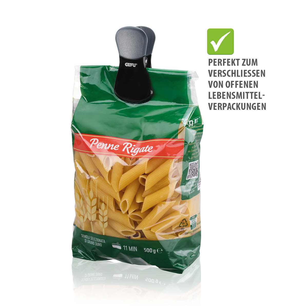Verschlussclip verschließt eine Packung Penne Rigate
