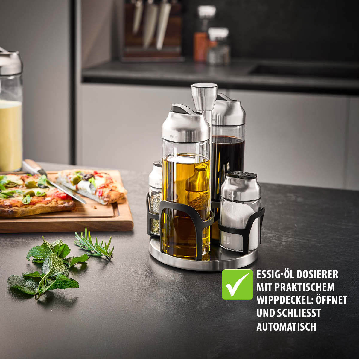 Essig-Öl Dosierer mit Wippdeckel: Öffnet und schließt automatisch Set aus Essig- und Ölspendern mit automatischem Wippdeckel auf einer Küchentheke
