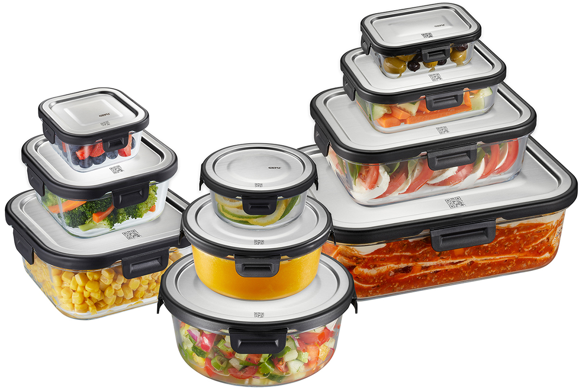 Hochwertige Aufbewahrungsboxen aus Glas mit dichtem Deckel für Lebensmittel Verschiedene Größen von Aufbewahrungsboxen aus Glas, gefüllt mit frischen Lebensmitteln wie Obst und Gemüse, versiegelt mit schwarzen Deckeln