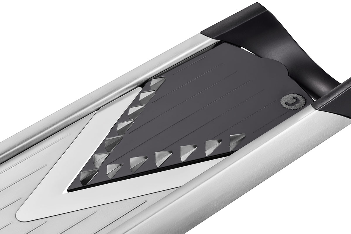 Hochwertige Mandoline mit Edelstahlklingen für präzises Schneiden Detailansicht einer Mandoline mit scharfen Edelstahlklingen und ergonomischem Design für einfaches Schneiden in der Küche