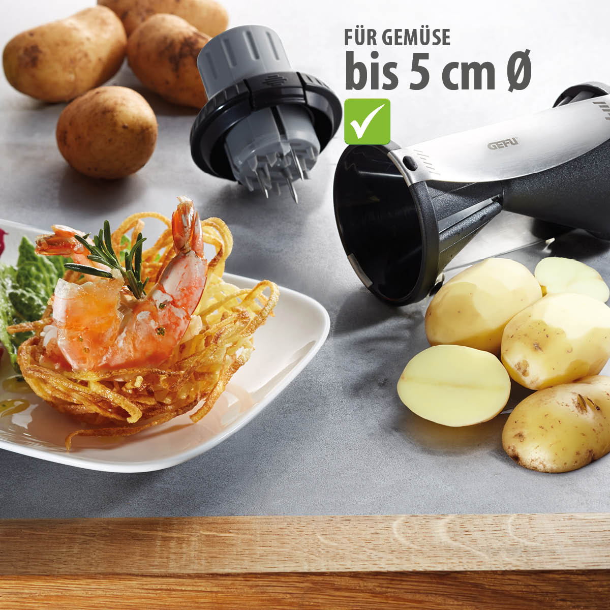 Spiralschneider für Gemüse bis 5 cm Durchmesser Küchen-Spiralschneider mit Kartoffeln und Garnelensalat auf einem Teller