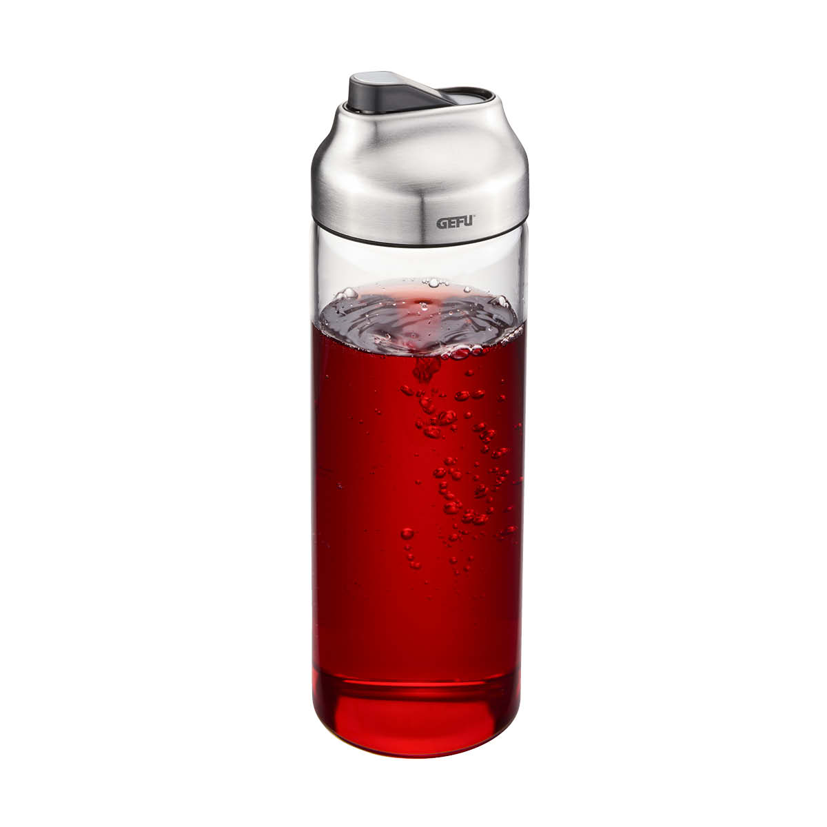 Transparente Glasflasche mit Edelstahlverschluss, gefüllt mit einem roten Getränk