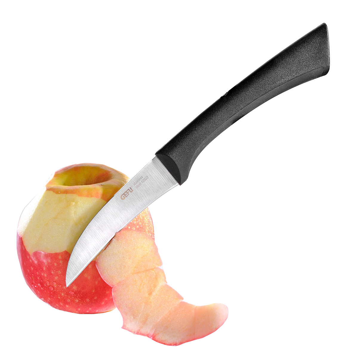 Praktisches Küchenmesser beim Schälen eines Apfels Ein schwarzes Küchenmesser schält einen roten Apfel. Das Messer hat einen ergonomischen Griff. Der Apfel ist teilweise geschält, mit einer langen Schale.
