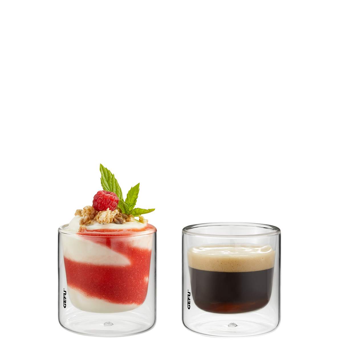 Doppelwandige Gläser für Dessert und Espresso von GEFU Zwei doppelwandige Gläser von GEFU, eines mit Dessert und Himbeergarnitur, das andere mit Espresso gefüllt