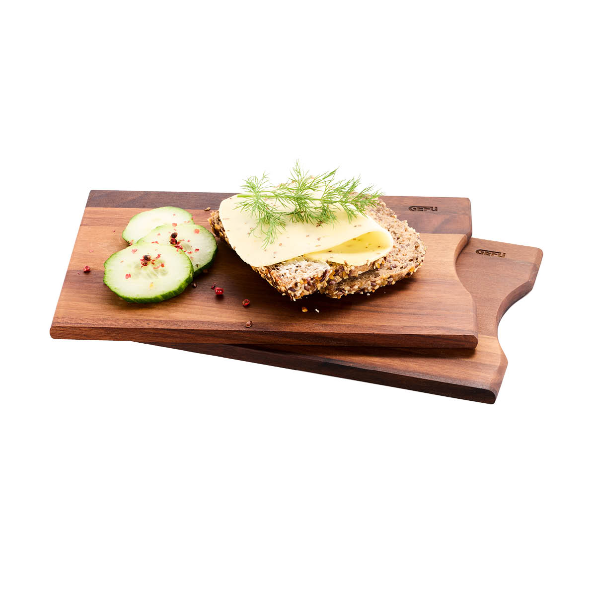 Holz-Schneidebrett mit belegtem Brot und Gurkenscheiben Zwei Holz-Schneidebretter mit Roggenbrot, Käse, Dill und Gurkenscheiben
