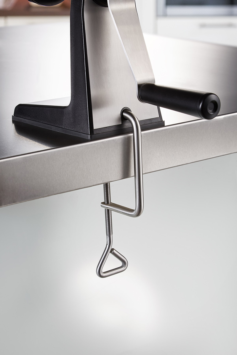 Moderne Kurbelmaschine mit Tischklemme aus Edelstahl Kurbelmaschine auf Tisch montiert mit Edelstahlklemme für sicheren Halt