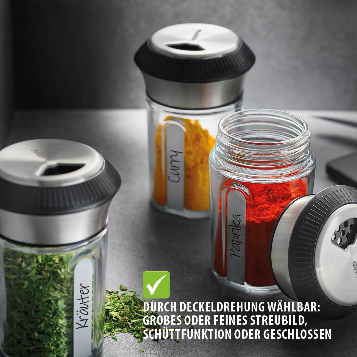 Gewürzgläser mit verstellbarem Deckel für grobes oder feines Streuen Drei Gewürzgläser mit Kräutern, Curry und Paprika sowie einem verstellbaren Deckel für unterschiedliche Streufunktionen.