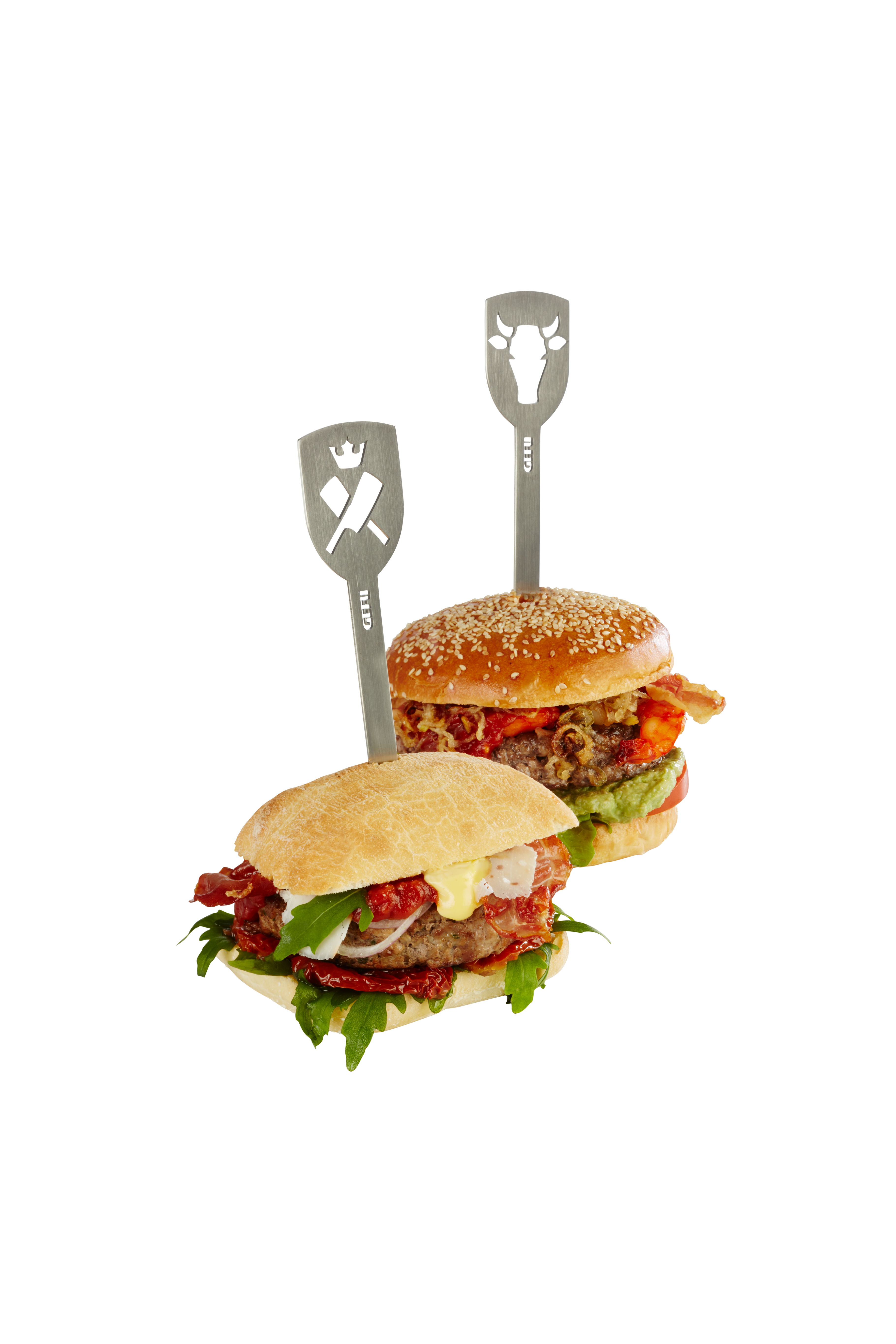 Gourmet-Burger mit Metallpieksern in eleganten Designs Zwei schmackhafte Gourmet-Burger, garniert mit frischen Zutaten und dekoriert mit Metallpieksern in einzigartigen Motiven.